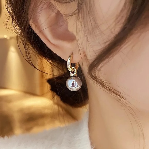 3/$40 NWT French Grey Imitation Pearl Earrings - Picture 3 of 3